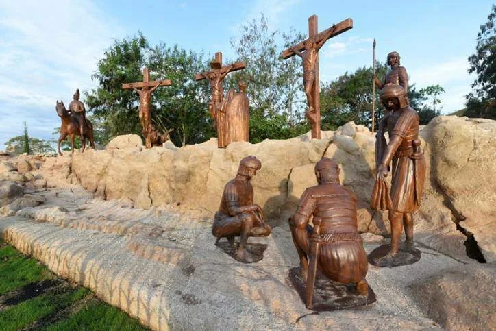 Esculturas da Crucificação no Caminho do Rosário