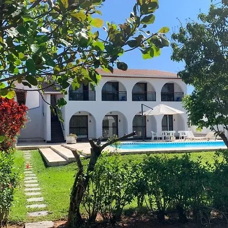 Área da piscina e jardim