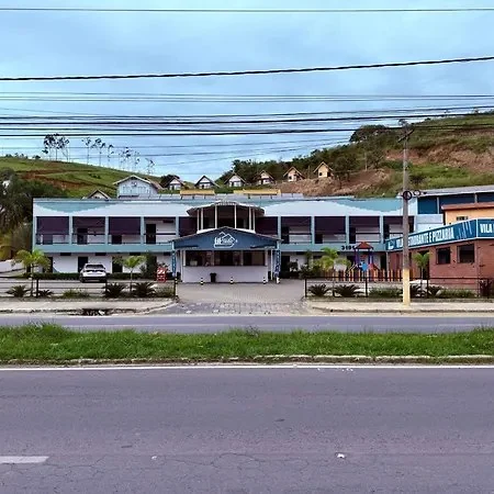 Fachada do hotel vista da avenida