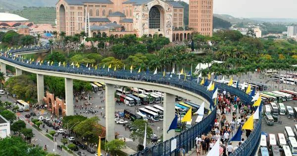 Passarela da Fé com o Santuário Nacional ao fundo